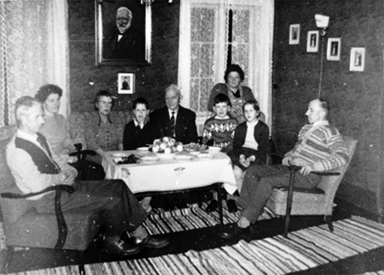SØNDRE TOMTER. FAMILIESELSKAP. F. V. KÅRE, JORUN, HELGA, JON-ARNE, OLE JACOB, KAREN, KARI SIDSEL OG LEIF TOMTER. INTERIØR CA 1960. 