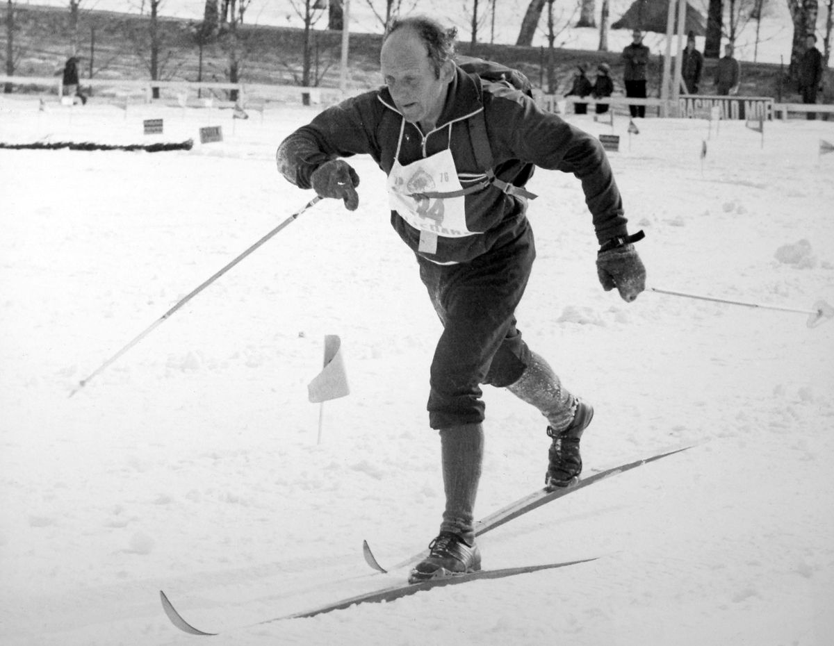 OLAF DUFSETH, LANGRENNSLØPER, KOMBINERTLØPER. DELTOK I OL I ST. MORITZ 1948 OG BLE NEST BESTE NORDMANN I KOMBINERT. GODE PLASSERINGER I NORGESMESTERSKAP. I 1947 TOK HAN SØLV BÅDE I KOMBINERT OG PÅ 18 KM OG BLE STAFETTMESTER MED HEDMARK. DELTOK MANGE GANGER I HOLMENKOLLEN. LA OPP SOM INTERNASJONAL TOPPLØPER I 1954. HAR SENERE DELTATT I BIRKEBEINERLØPET I MANGE ÅR OG HAR 17 KLASSESEIRE OG HAR TATT 35 BIRKEBEINERMERKER. BILDET ER TATT I BIRKEBEINERLØPET LIKE FØR MÅLPASSERING. 