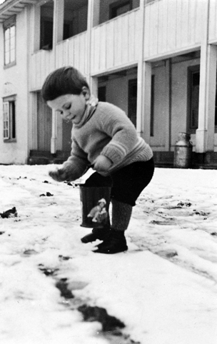 ÅKER GÅRD, BARNELEK, VINTER, BLIKKSPANN, UKJENT GUTT. 