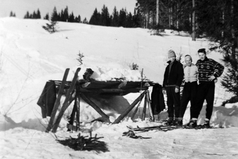 Vang H, Dufsetbakken, skihoppbakke. Fra venstre: Åge Børresen, Erik Guldbrandsen og Magnar Børresen,
