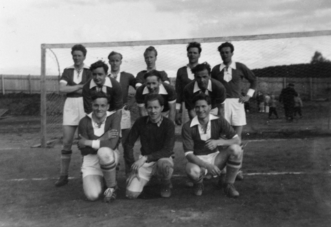 FART VANG, FOTBALLAG, FORAN F. V. EIVIND KNUTSEN, UKJENT, ARVID NORDLI. 2. REKKE. ERIK LIAKER, UKJENT, GUNNAR PEDERSEN. 3. REKKE F. V. BJØRN BUSTERUD, ARNE OTTERSEN, BJØRN OTTERSEN, ERLING ANDREASSEN, 1955?