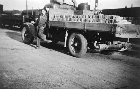 INTERNATIONAL, LASTEBIL D-4276 MED GENERATOR, SJÅFØR KNUT WERNER MARTINSSON KJØRER "BRUKT" MURSTEIN UNDER KRIGEN, 1940-1945. 