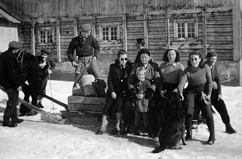 DYSTVOLL ØSTRE, VANG. KLAR FOR PÅSKETUR TIL MÅSETRA I 1947. BAGASJEN BLE KJØRT OPP MED HEST OG SLEDE. FOLKET GIKK OPP PÅ SKI. PÅ LASSET FRA V. JORUNN TOMTER, LINA DYSTVOLD M/MAGNA MAGNUSSEN, SYNNØVE DYSTVOLD, AUD STAI, ODD NORDSTAD. STÅENDE JOHAN LUNDE, ERIK NORDSTAD, JOHAN M DYSTVOLD OG ARNE DYSTVOLD. 