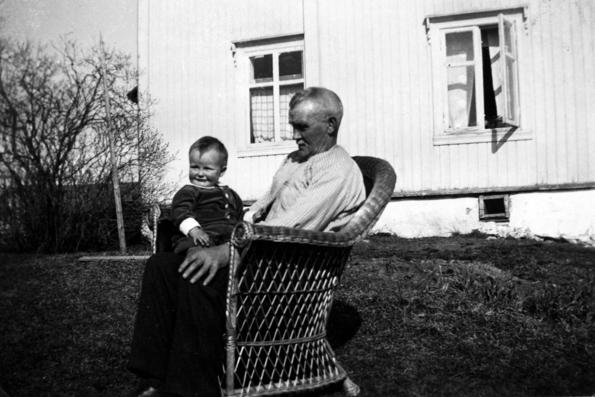 Midtre Kartomten ca 1935. Jens Kartomten sammen med sin bestefar Johan Kartomten. 