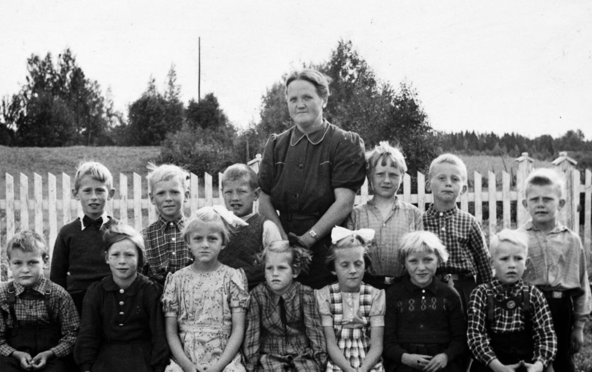 Lunden skole, klassebilde. Foran f. v. Jens Kartomten, ukjent, Oddbjørg Nygård (Norderhaug), ukjent, Gunvor Heggelund (Dahl), ukjent, Jørgen Kartomten. 
Bakerst Gunnar Rønning, Torre Aaberg, Alf Blystad, lærerinne, Brynhild Kojedahl, ukjent og Arne Hoelstad. 