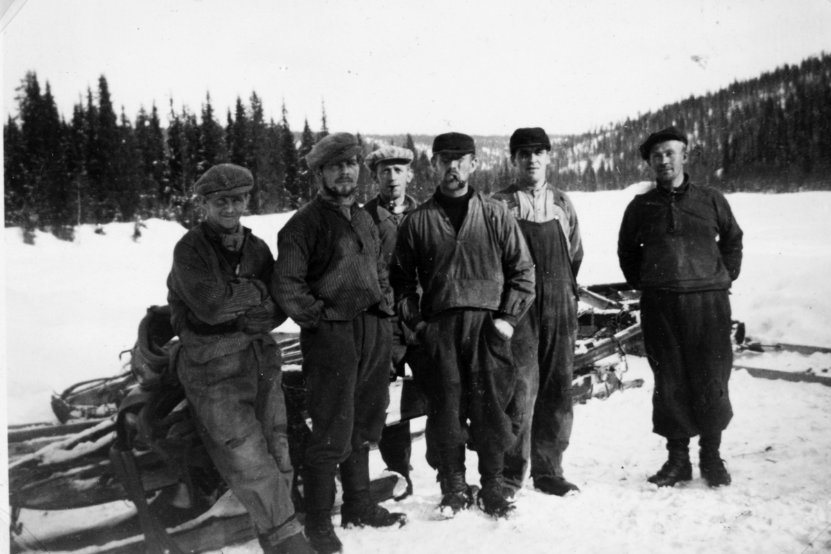 Tømmerkjøring, skogsarbeid i Åstadalen 1936. . f. v. Nybakken, Bjørnbakken, ukjent, ukjent, Laurits Kartomten og Eivind Blystad. 