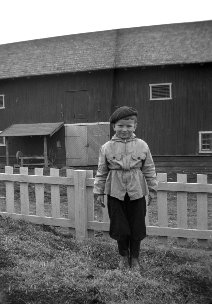 Søndre Tomter (Ner-Tomter) 1956. Ole Jacob Tomter begynte på Ingebergbakken skole 16. 8. 1956. Bildet skal være tatt på hans første skoledag. 