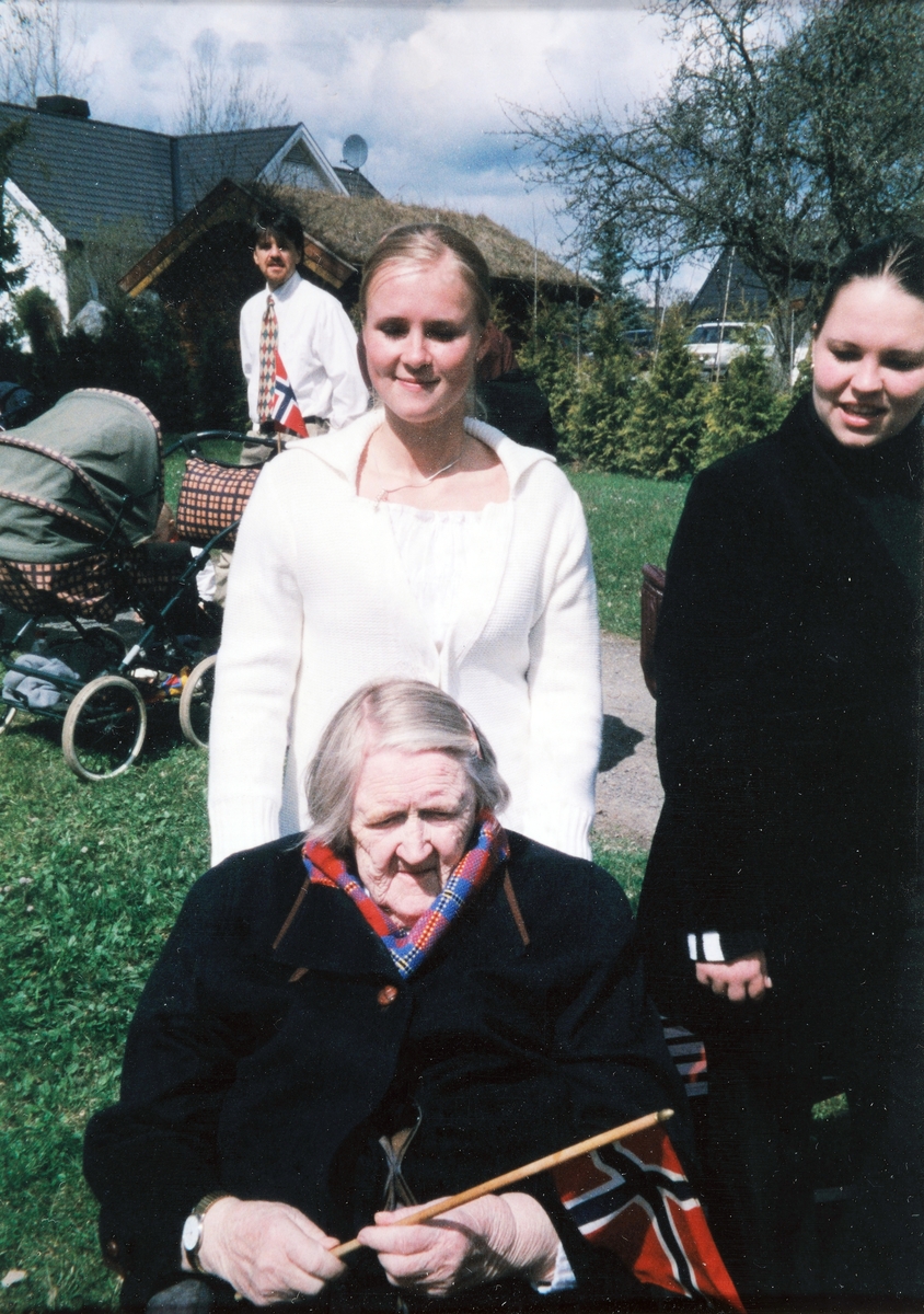 Ellen Plassen (1911 -2005) fra Plassen (Kolbua). Ellen eide Plassen fra 1933-1985. Plassen ble fraflyttet omkring 1960, og Ellen flyttet da til Skramstadøgarden i Løten. Kristen Sandvold var i lang til hennes verge. 

