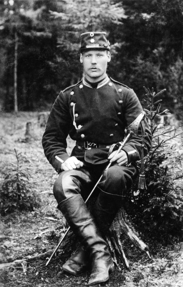 Hans Olsen fra Lilleberg f. 1868. Militæruniform. Hans var en anerkjent byggmester. Bygde bl. a. jaktslott for den tyske keiser Wilhelm. 

