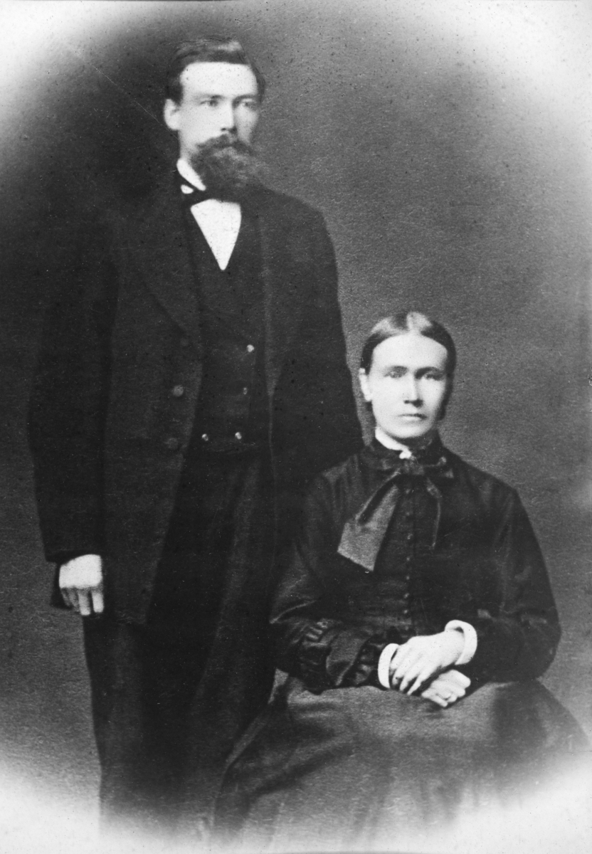 Ekteparet Andreas Gulliksen Vatnebryhn (1846-1882) og hustru Beate S. A. Kristoffersdatter Bratten (1843-1882). Gårdbrukere på Stanger, Vang. 
Foreldre til bla Gustav Vatnebryhn (USA), Karl Vatnebryhn på Ingeberg lille, og Karen Skraastad på Skråstad nedre. 