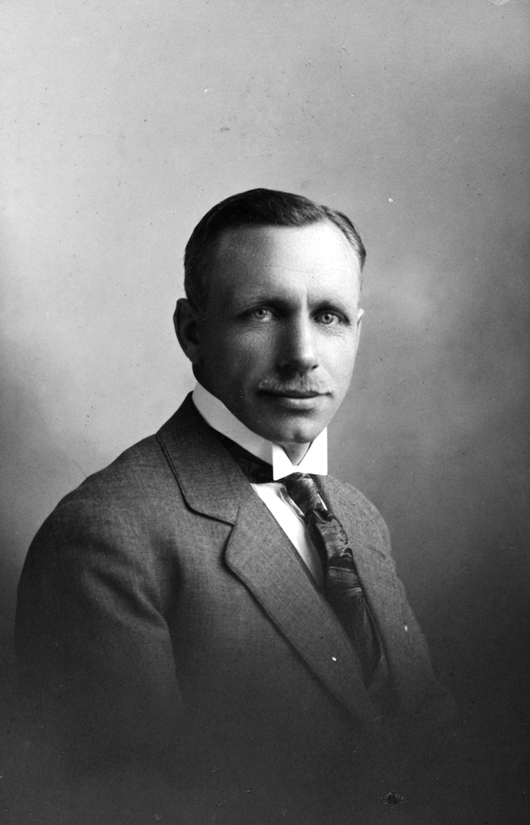 Sigurd Tomter (1885-1954). Født på Søndre Tomter, Bankfunksjonær på Dokka. 