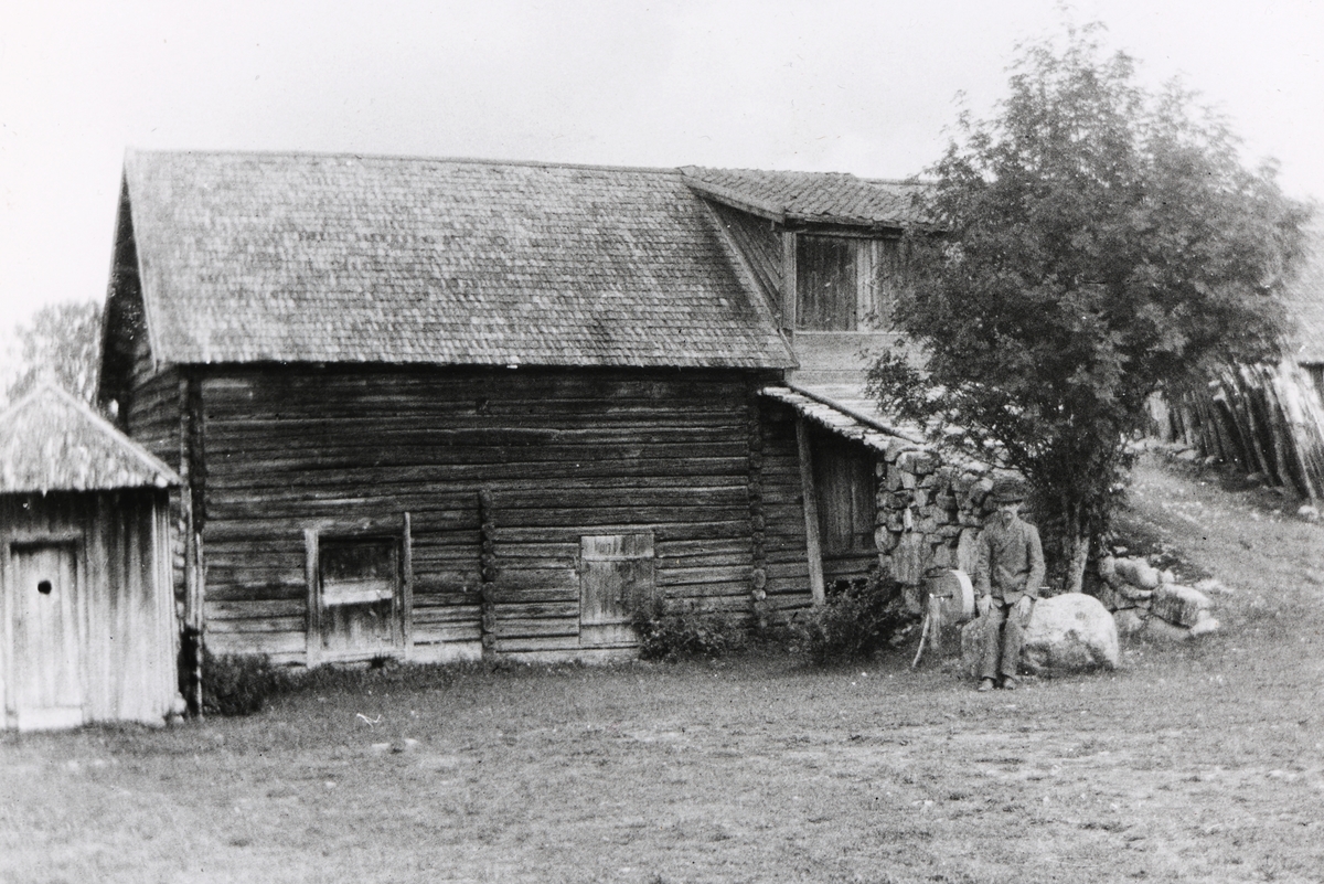 Finberg gard i Vang. Låven. 1914. 