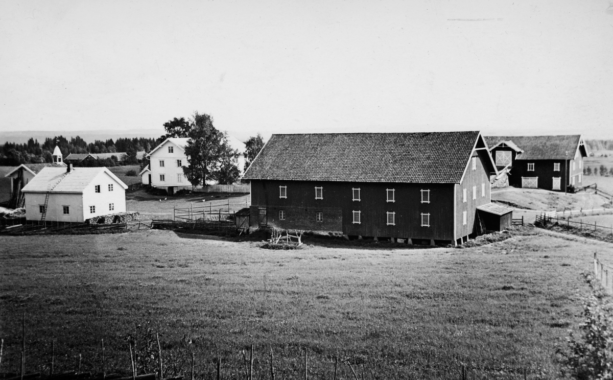 Opsahl Store, gard, Vang H. ca. 1935. 