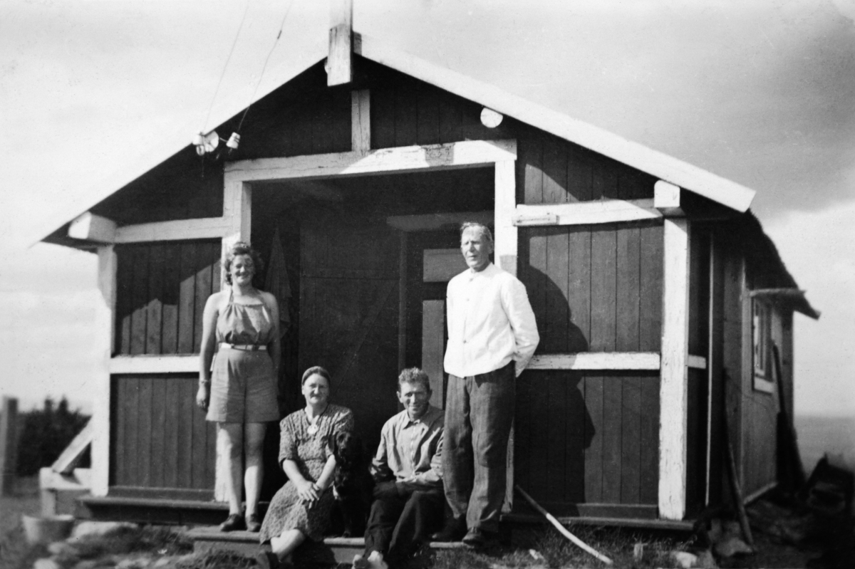 På Brumundkampen hos Knut Slemsrud i august 1945. 
Fra venstre: Karen, Pauline og Mikkel Holstad. Knut Slemsrud står til høyre. 
Bilde er tatt av Gudmund Tomter. 