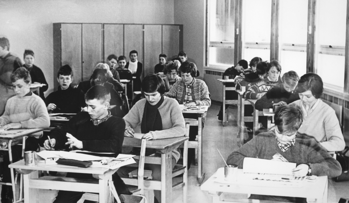 Fra formingsrommet på Ungdomsskolen i Vang 1963. (Senere fikk den navnet Ener skole). Foran I vindusrekka: Odd Strugstad, Hildegunn Berg, Randi Blystad, Sissel Negaard, Randi Aas, ??, Ole Jacob Tomter. Midtre rekke: Geir Asland, Liv Asla, Ingebjørg Olsen, Borghild Johnsrud, Bjørn Gudbrandsen. Venstre rekke: Ivar Kalbakk, Knut Arne Wettre,  Ragnhild Skraastad (skjult), Tor Brovold, Ove Bevolden og Geir Olstad. 