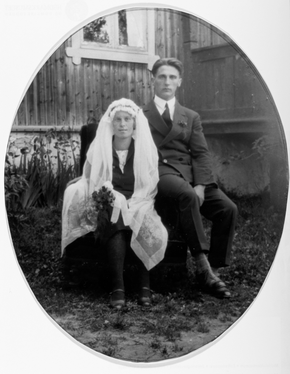Brudebilde av Harald og Oline Nyhus ca 1930. Bildet tatt i Grønvold i Furnes som er Olines hjemsted. Bodde i Furuseth i Øståsen fra 1943. 