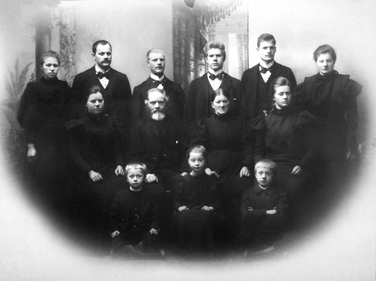 Familien på Søndre Kartomten, her samlet i dattera Gundas begravelse den 5. 3. 1898. 
Bakerst f. v: Kan være Emilie, Ole, Lars, Jørgen, Simen, Gønner. 
I midten: Agnethe, far Anders og mor Gina, Karoline. Foran sitter Asbjørn til høyre. De to andre kan være fosterbarn. 