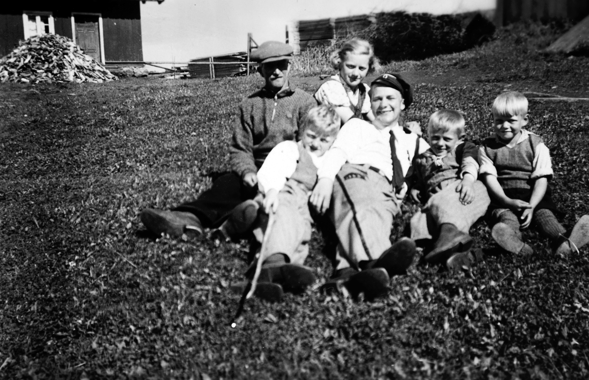 Børre Narmo som russ i 1938. Bak fra venstre: Peder Jensen som var arbeidskar på vestre Blystad, Oddveig, foran fra venstre Sigvald, Børre, fetter Torleif og Ivar. Vestre Blystad 73/1, Vang H. 