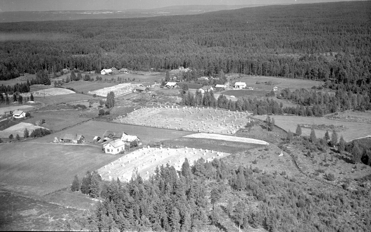 Løten, Flyfoto, Tømmerholsroa 13, Østre Liven gård i forgrunnen,