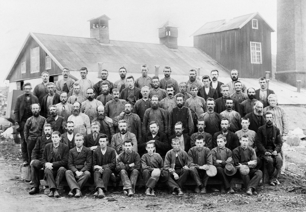 GR: 58, ARBEIDERE, KLEVFOS PAPIRFABRIKK, KLEVFOS CELLULOSE &PAPIRFABRIK A/S, ÅDALSBRUK, FORAN GAMLE FARIKKEN, Se Lautin 1977 side 58. 1 REKKE F. V. AUGUST B. SØSVEEN, HARALD TORP, OSKAR JOHANSON?, SVENDSEN?, ALFRED BYSVEEN, OLAF DAMMEN?, OLE DAMMEN?, UKJENT, UKJENT. 2. REKKE. F. V. PER J. JOHANSSON, FORMANN KARLSEN, NATHAN ANDERSSON, POLMAR KOLSETH, BESTYRER ANDERSEN, EDVARD HOLT, HANS "LUTKOKER"?, KARL SØGAARD?, JOHAN SØBERG, OTTO HAGEN. 3 REKKE F. V. ADOLF "MALER", KRISTIAN PEDERSEN, OLAF LARSSON, UKJENT, UKJENT, LAURITS L. SKJÆRSTAD, MATHIAS MIKKELSEN, MIKKEL ANDERSEN, UKJENT, FARAASEN, KRISTOFFER SÆTHER. 4. REKKE F. V. OLE OLSEN, KRISTIAN HUSE, OLE PETTER OLSEN, OLE ENGER, KARL HAUGAN, THOMAS SLAATSVEEN, EDVARD SØBERGET, RIKARD MONSEN. 5 REKKE F. V MONS KARLSEN?, UKJENT, ANTON SØBAK, OLA ANDREASSEN, EMIL GUNDERSEN, KRISTIAN BYVOLD, ANDRAES RABSTAD, JENS NILSEN, OTTO DAMMEN, ANDREAS MIKKELSEN. 6 REKKE F. V. LARS MATHIASSEN, SIGVARD GRØNDAHL, JON FOSSEN, OTTO FJELDSETH, OLE HANSEN, UKJENT, SVEND KLØVSTAD, MARTHINIUS JOHANSEN, OLE PEDERSEN, UKJENT Løten.