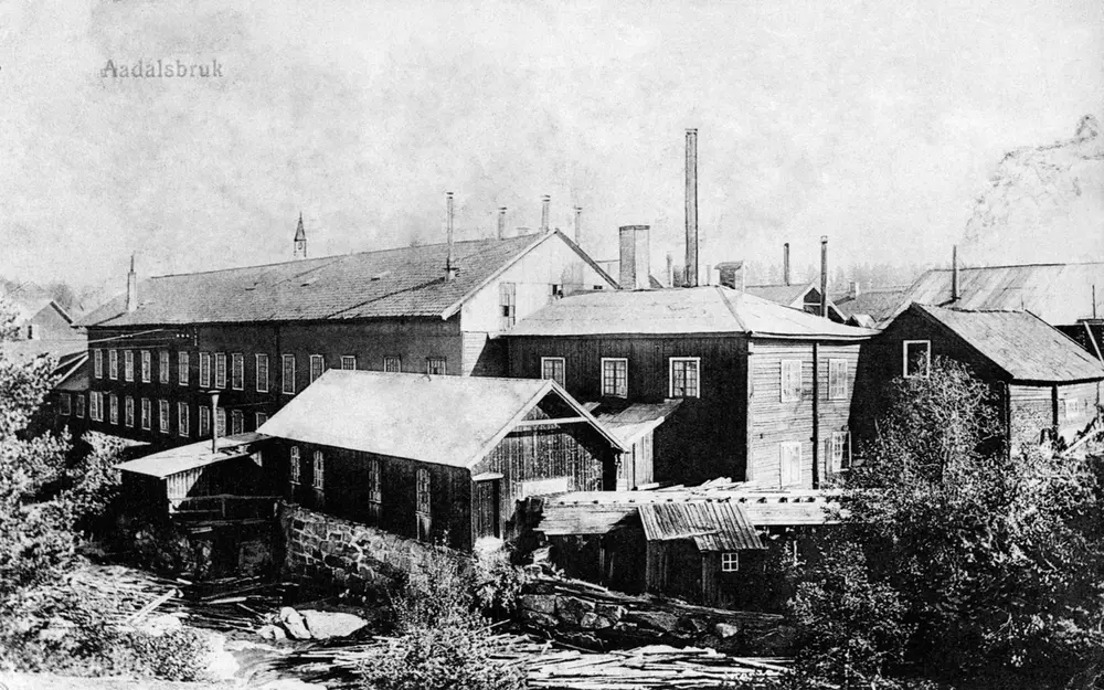 Aadals Bruk Jernstøperi, (Aadals Brug), bildet er tatt fra østsida av Svartelva. (samme motiv GMF.21990)
