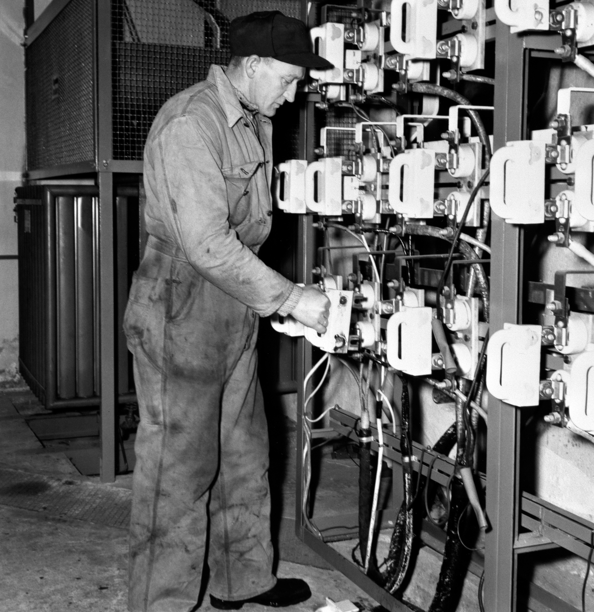 INTR: MOTORROMMET/TRAFOROMMET, KLEVFOS, PORTR: ELEKTRIKER GUTTORMKARLSEN ÅS, (KLEVFOS INDUSTRIMUSEUM), ÅDALSBRUK, HØYSPENTROMMET Løten.