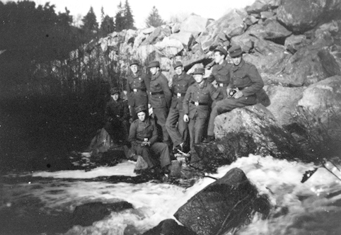 AT-TJENESTEN PÅ ÅDALBRUK. HEDMARK SVEIT, 2. SKIFT 26. 8. -26. 11-1942. GRUPPE 8 MENN I UNIFORM VED ELV. 