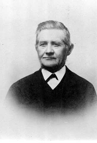 LANDHANDLER KNUT OLSEN, LUND. PORTRETT. EIER: OLE KRISTEN SOLBERG, 2340 LØTEN. FOTOGRAF J. LARSEN & A. OLSEN, HAMAR. 