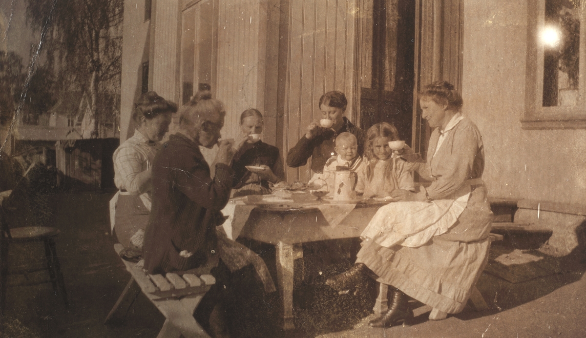 Hageselskap, i midten Mathilde Rønningen(fra Morthovsrønningen, Løten), så Borghild Flagstad (f. Brænden, g.m. Vilhelm F.), nemst ytterst Jenny Sandbakken(f. Rønningen, datter av Matilde). Hamar?