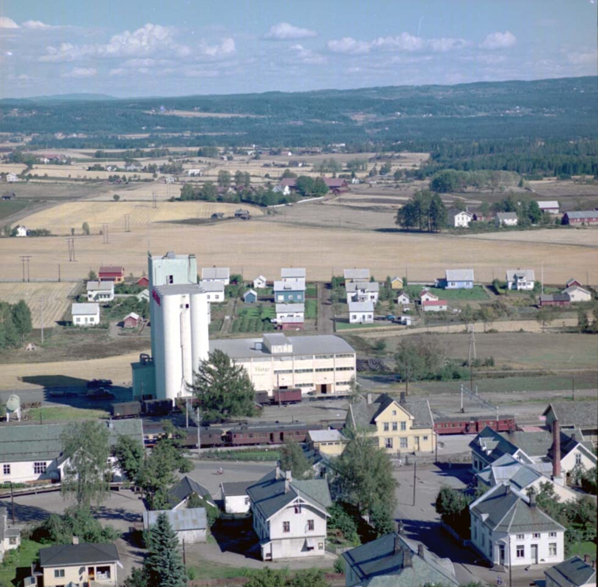 FLYFOTO STANGEBYEN, STANGE SENTRUM, JERNBANESTASJON, STORGATA, FELLESKJØPETS KORNSILO