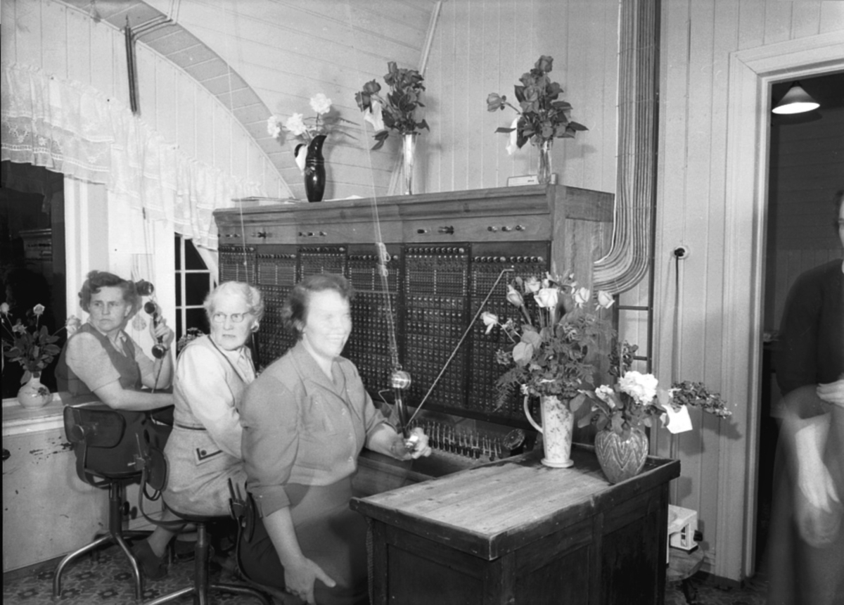 Stangebyen, Telefonsentralen på Stange avslutningsdagen i 1957. Fra venstre: Ragnhild Ust, Bestyrerinne Helga Gjester og Aslaug Fjeld. Sentralbord. Stange Telefonsentral, Heggesheim.
