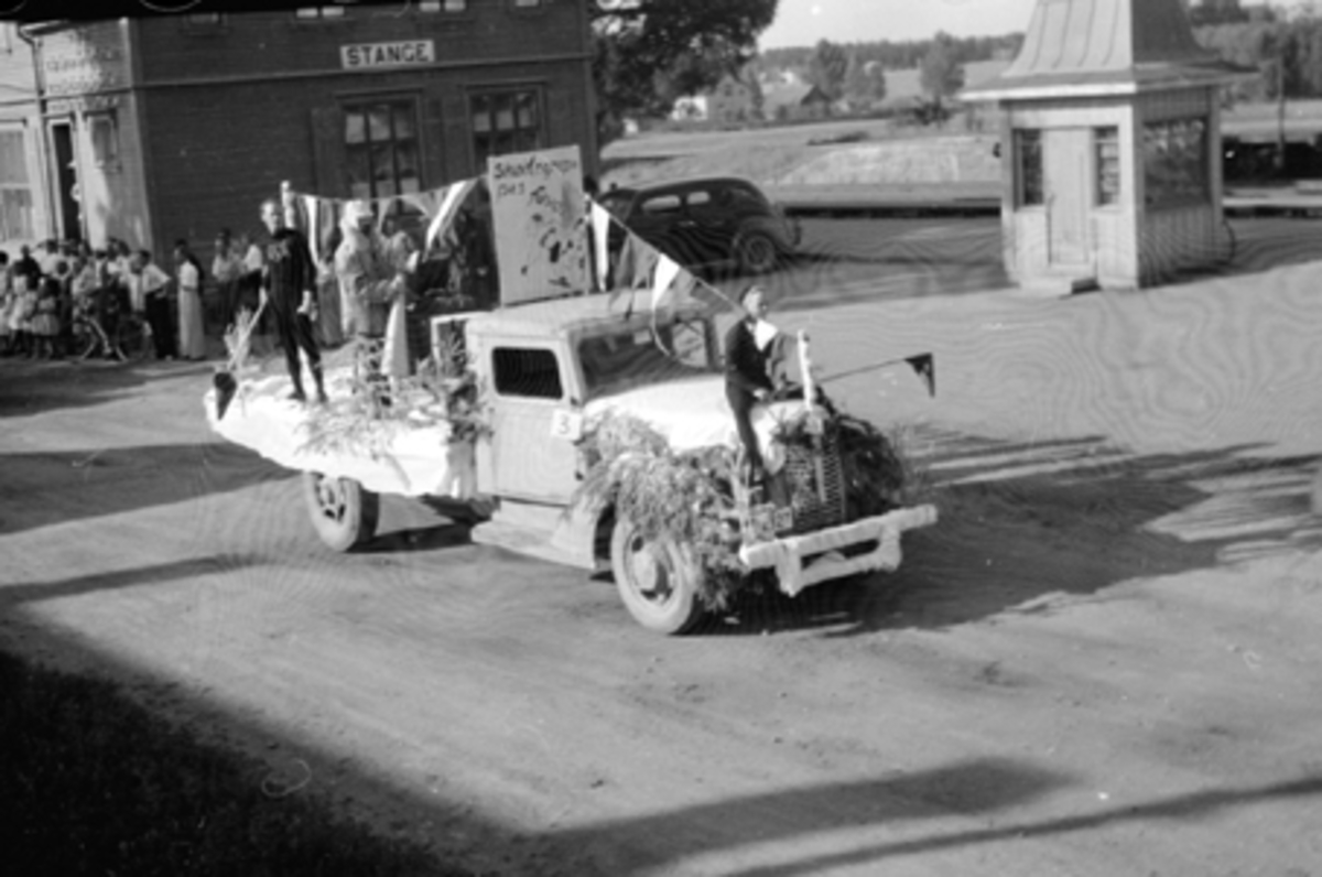 STANGEDAG, OPPTOG LASTEBIL MED SKØYTEGRUUA VED STANGE STASJON