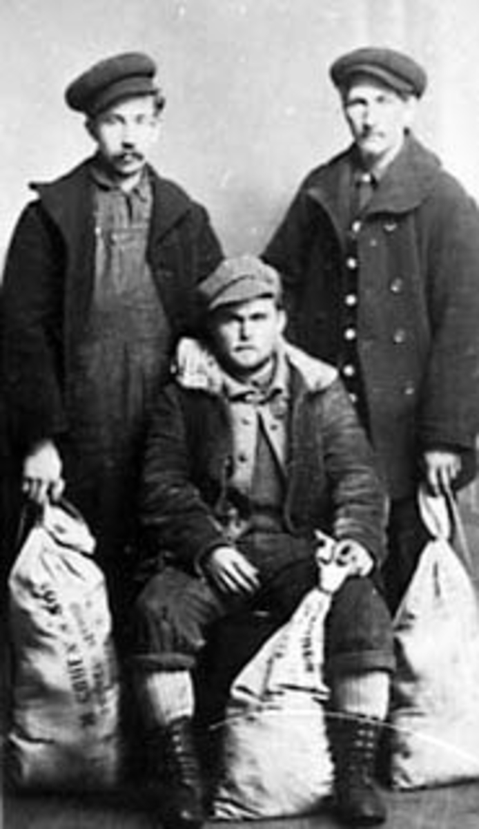 GRUPPE: 3 UTVANDRERE MENN, KRISTIAN BRYHNISVEEN, MARTIN VELTLYKKJEN, HARALD OUSTAD FRA SKOGSARBEID I WINSCONSIN, USA