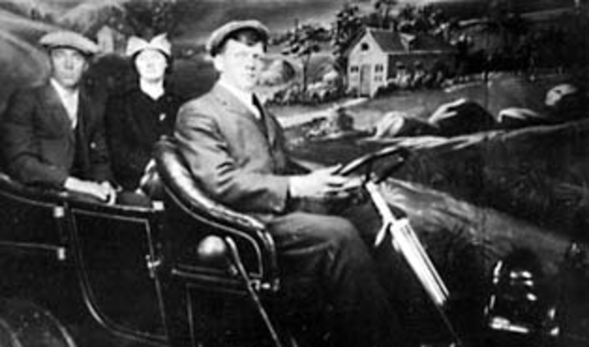 BIL I STUDIO, GRUPPE: 3, JOHAN STÅRVIK VED RATTET, BROREN MAGNUS STÅRVIK, SØSTER ANNE STÅRVIK, BOSTON, MASS. , USA, UTVANDRER