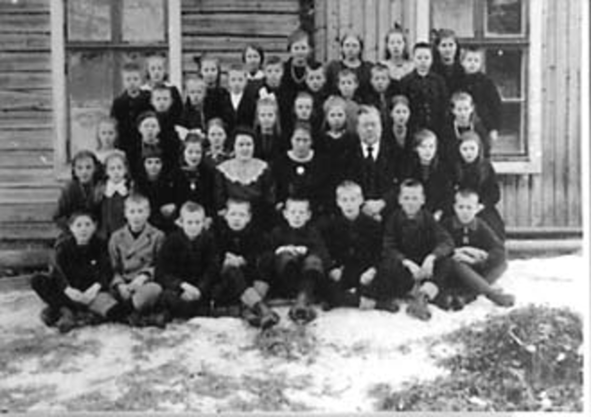 GRUPPE: 42 SKOLEELEVER OG LÆRERE, HELE SKOLEN SAMLET, ÅSEN SKOLE, FRØKEN KJØTTERUD, ANNA LIE, LÆRER LUDVIG HEKNEBY, VALLSET