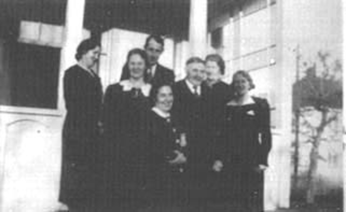 GRUPPE 7, MARTIN WANG 80 ÅR. FRA VENSTRE: ANNA HAGEN, MARIE WANG PETTERSEN, EIVIND WANG, MARTIN WANG, AGNES NETTUM, OLGA HELGESTAD OG SIGNE OLSEN
