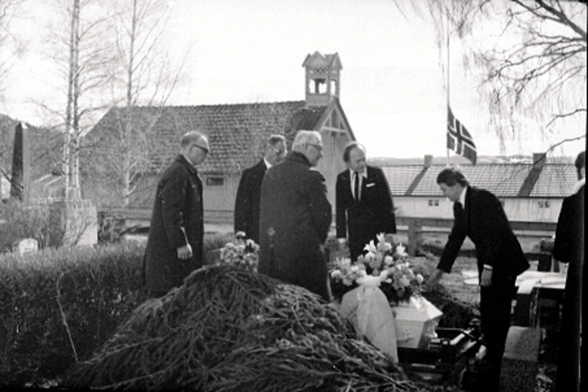 VALLSET KIRKE, BEGRAVELSESERMONI, SERINE FILSETHS BÅRE SENKES PÅ KIRKEGÅRDEN