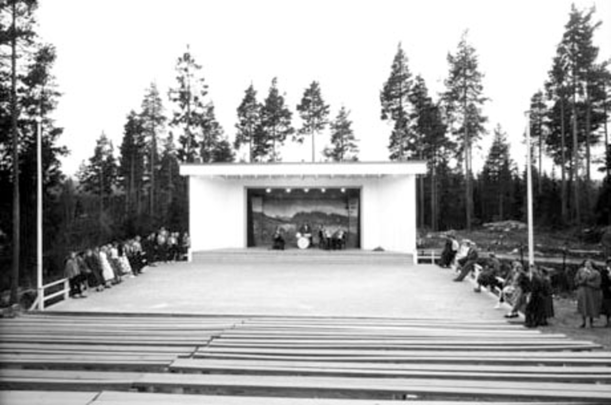 VALLSET IDRETTSLAGS SCENE. FESTPLASSEN. MUSIKKSTEVNE. 