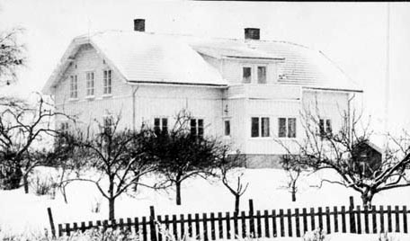 STANGE BARNEHJEM. EKSTERIØR