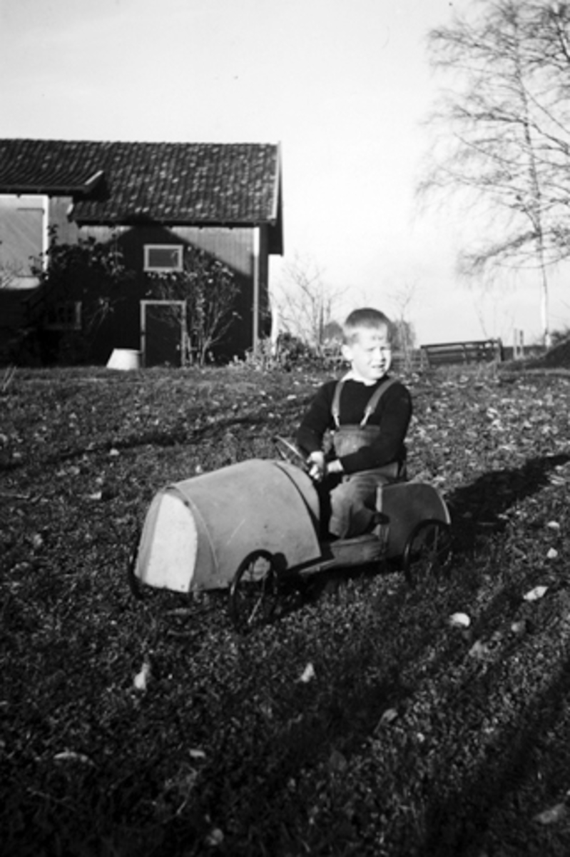 HELGE BRYHNI I TRÅKKABIL, BARNELEKE I 1950 ÅRENE. . 