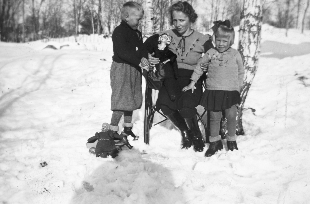 Marius, Jenny og Laila Langberg. Barneleker, dukker. 1940-1942. 
Se artikkel "Barndomsminner fra Navneberget under krigen" skrevet av Marius Langberg i "Gammalt frå Stange og Romedal 2010" utgitt av Stange historielag. 