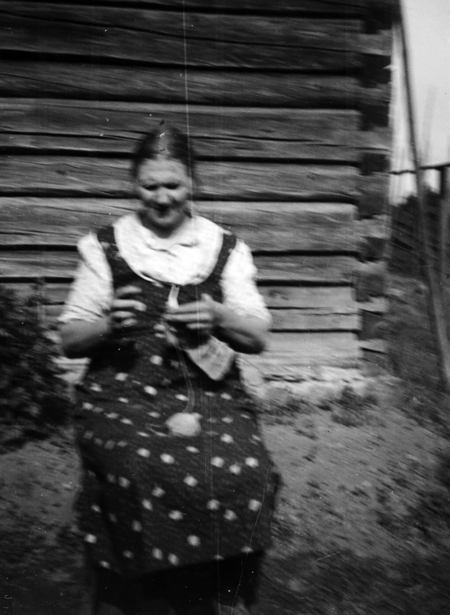 Anna Løkenhagen med bendingen. Bodde i Løkenhagen, Brynskroken. 1938. 