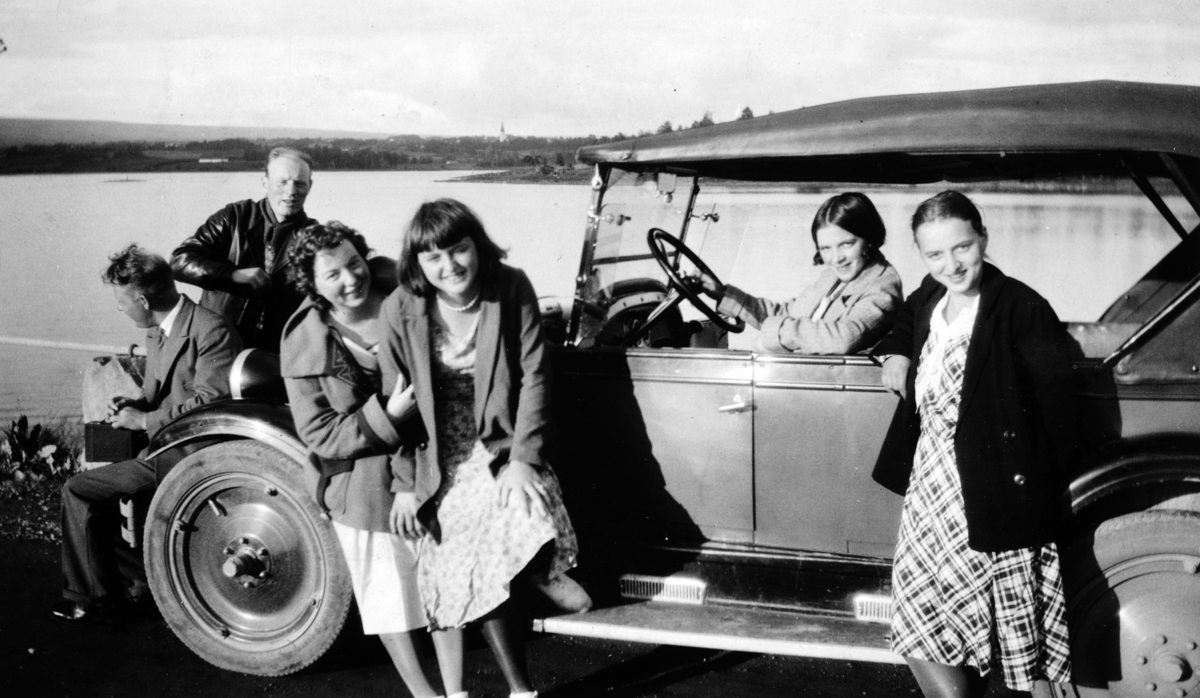 Gjester fra Baneminde pensjonat, Espa på biltur til Hamar, tar en stopp på Stangebrua. f. v. ukjent, ukjent, Gudveig Hestnæs (Saxrud), Alette Hestnæs (Nordsveen), Helen Hestnæs (Habberstad) i bilen og Else Hestnæs (Seberg)