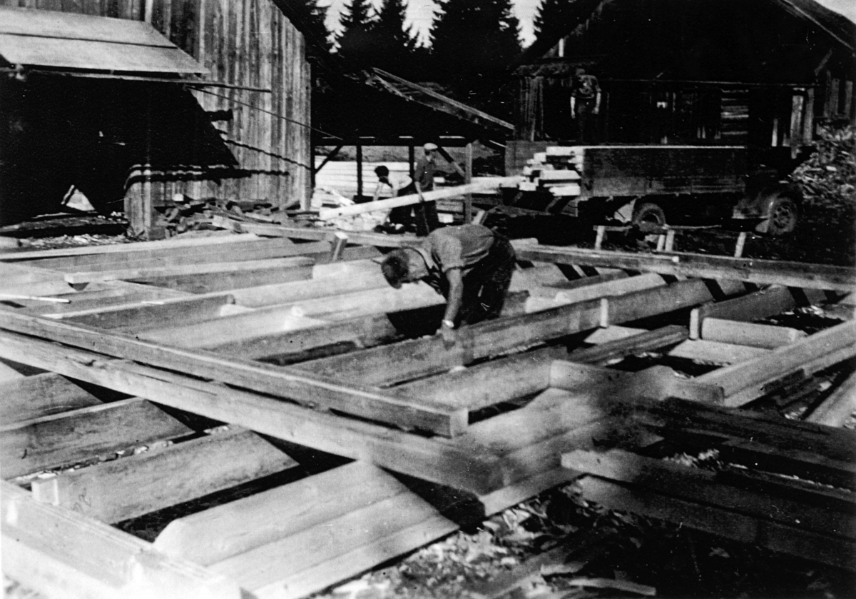 Romedal Sag og Høvleri (Brynisaga), Tilpassing av bjelkelag til hus. Leif Pettersen fra Åsbygda i forgrunnen. 1953-1954