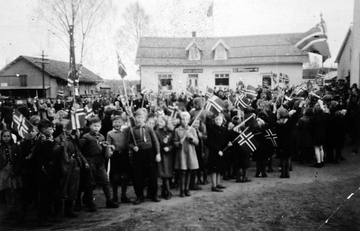 Stange, 17. mai, skolebarn. 1945-1950. Godager-bygningen i bakgrunnen. 