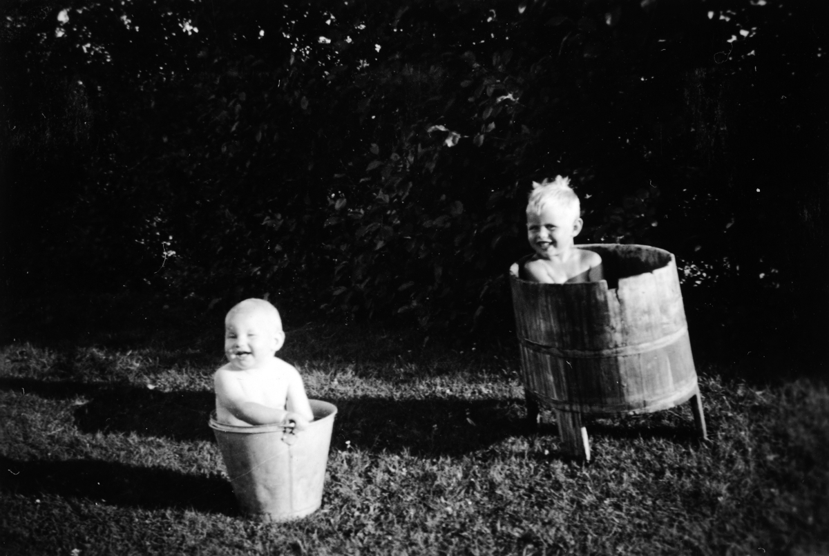 Terje og Oddvar Vestli "bader" i Sinkbøtte og trebutt. Solly på Ilseng, ca 1946. 