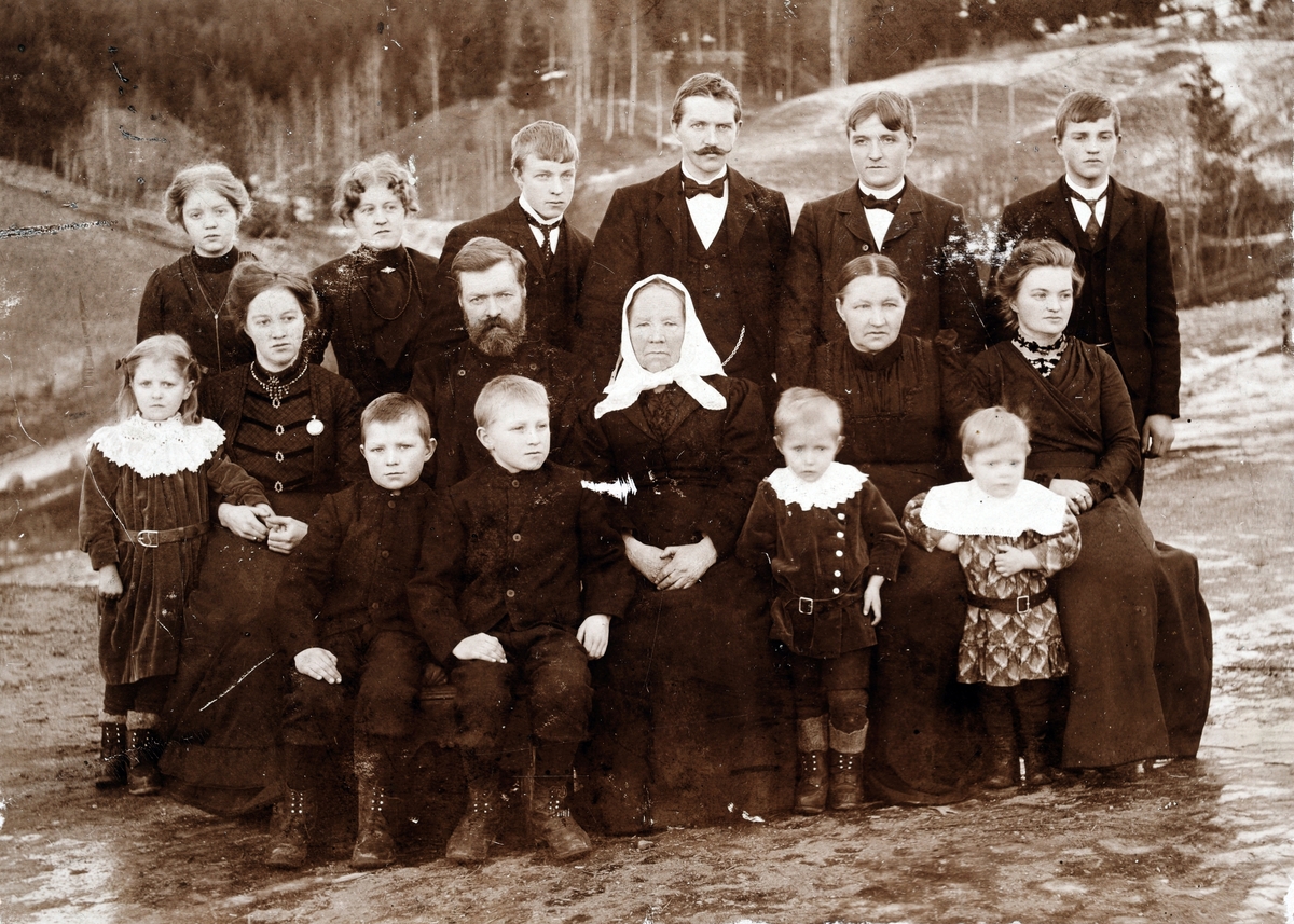 Familien A til Gudbrand Edvard Andresen på Tangen 1. rekke Sigrun, Aslaug, Erling, Viking Andresen f. 1893, Mathea(svigermor til Edvard) Einar, Eli. 2. rekke Aslaug, Edvard, Alette, Agnes. 3. rekke Gudveig, Borghild, Trygve, Torolf, Asbjørn, Atle. Mange av søskenflokken dro til Amerika. Edvard var ingeniør på Ådalsbruk og var dessuten spillemann og komponist.  Bildet er tatt i Skaberud 1903/04. 
Se Lautin fra 2007.  Løten.
