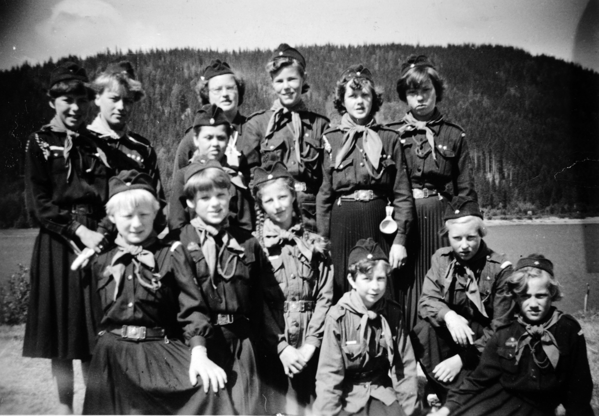 Jentespeidere fra Romedal på speiderleir i Nord-Odal i 1954. 1. rekke f. v. Guri Skyberg, Grethe Bryhni, Ingrid K. M. Johnsen, Kari Synne Sandvold, ukjent, Kari Refsdahl. Bak f. v. Åse Refsdahl, Gunhild Lindbak, ukjent, ukjent, ukjent, ukjent ukjent. 