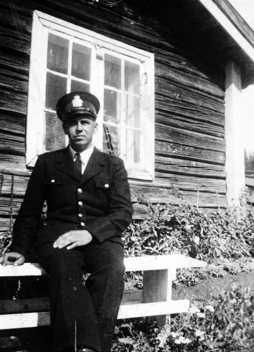Kåre Tofastrud, f. 1915-d. 2003 i uniform foran Granbergstua i Romedal, ca. 1946. 