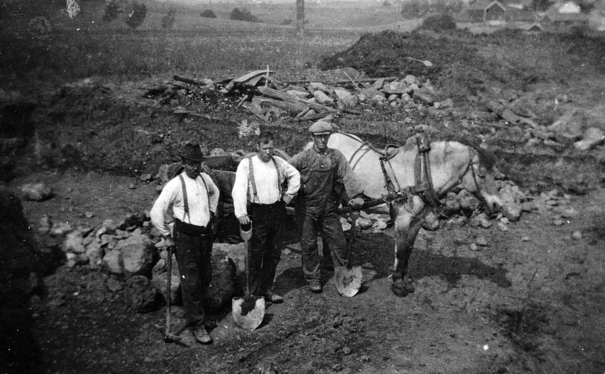 Gjenoppbygging av låven etter brannen på Bryhni nordre?, ukjente, spader, hset, ca. 1924